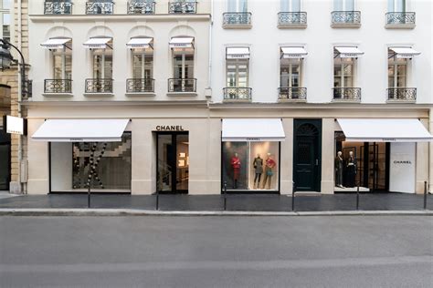 lagerfeld chanel zijden sjaal faubourg st honore|Ultimate chic for the reopening of Chanel .